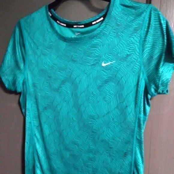 𝅺nike running dri-fit work out top. Ladies size Medium. Black and green stripe. - Picture 1 of 3